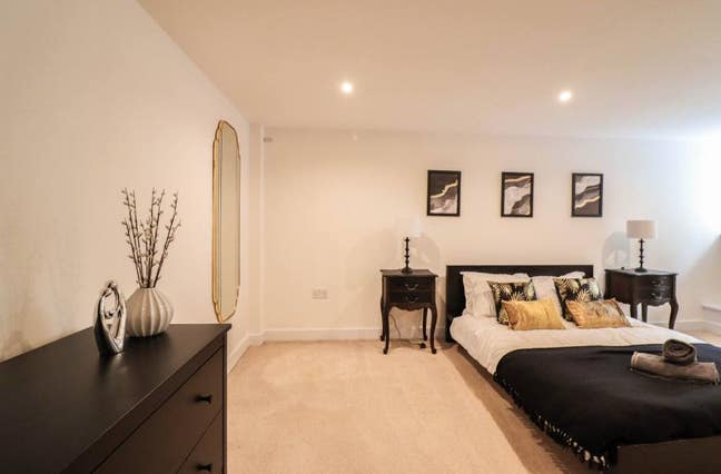 Furnished / Bills Inc. 2 Bed Flat : 1 to 12 month Main Photo