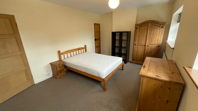 Room in 4 bed house with 3 profesional females Main Photo