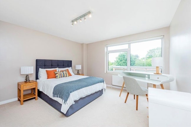 Large en-suite room to rent Main Photo