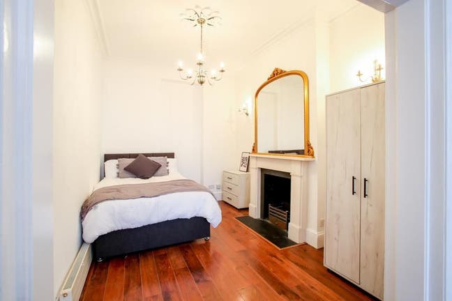Double Room close to East Putney Station  Main Photo