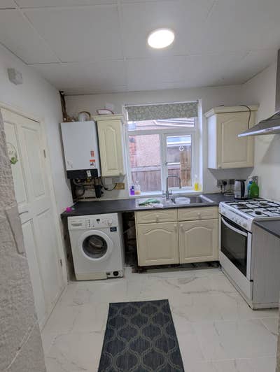3-bedroom bungalow available in RM13 Main Photo