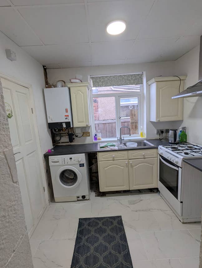 3-bedroom bungalow available in RM13 Main Photo
