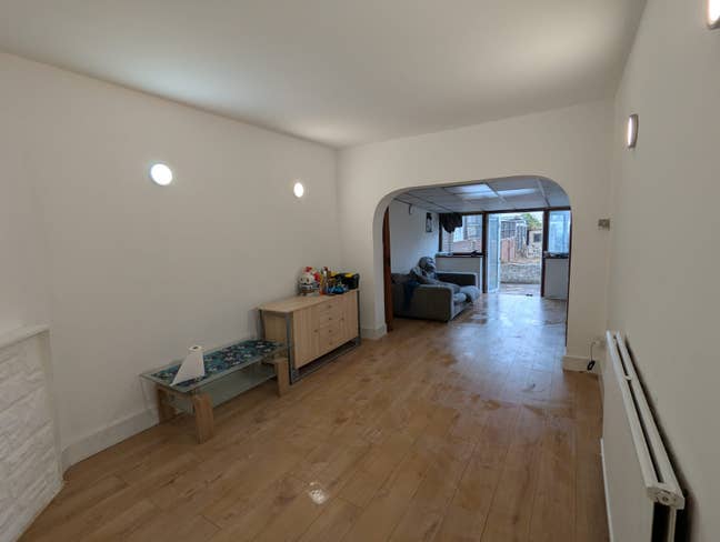 3-bedroom bungalow available in RM13 Main Photo