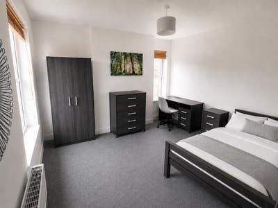 Modern Large double Bedroom bills inc NG5 Main Photo