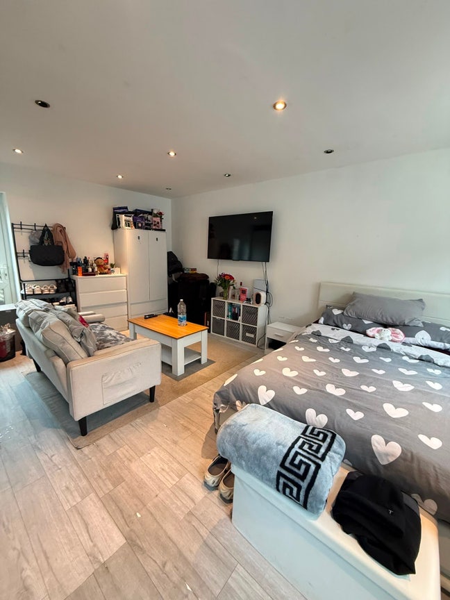 Large Studio available  Main Photo