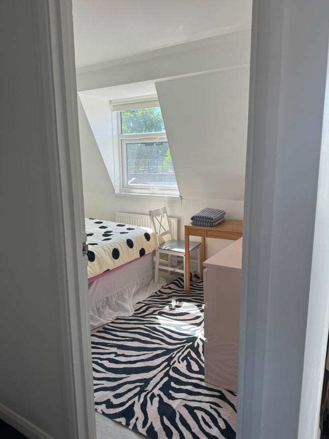 Bright and Airy Flat In Dlaston Main Photo
