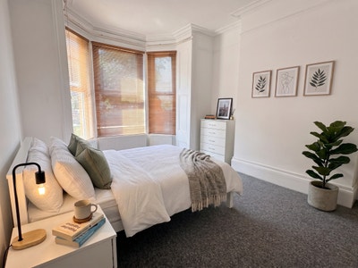 Large Double Rooms • No Deposit Needed • PO5 Main Photo
