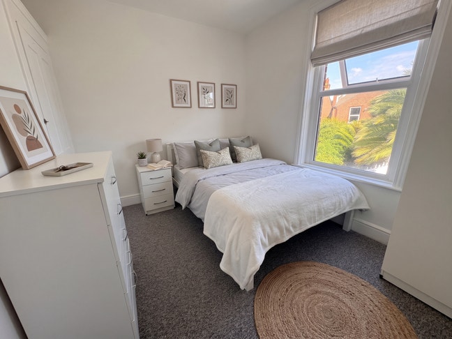 Large Double Rooms • No Deposit Needed • PO5 Main Photo