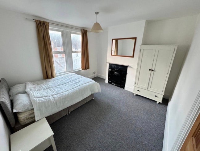 Cozy Double Room Available in Rochester (ME1) Main Photo