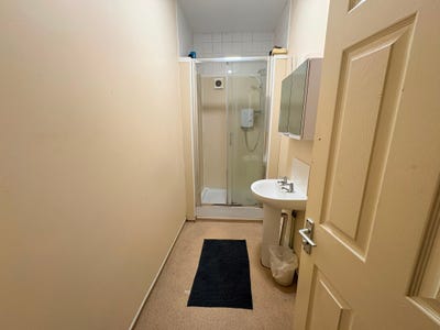 Large Double Rooms • No Deposit Needed • PO5 Main Photo
