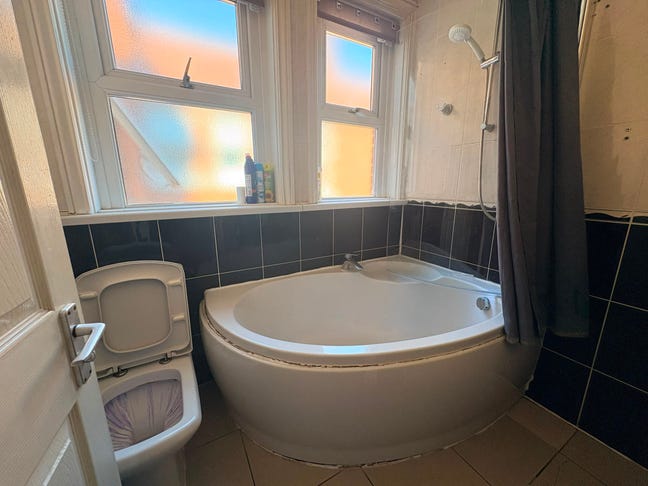Large Double Rooms • No Deposit Needed • PO5 Main Photo