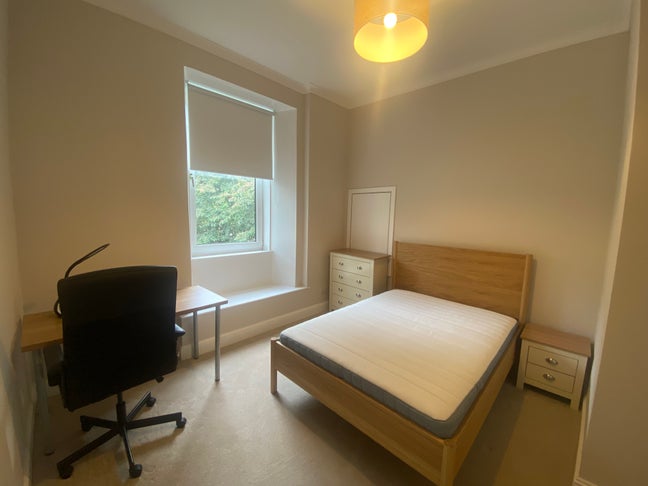 Beautiful student  flat available off Byres Road  Main Photo