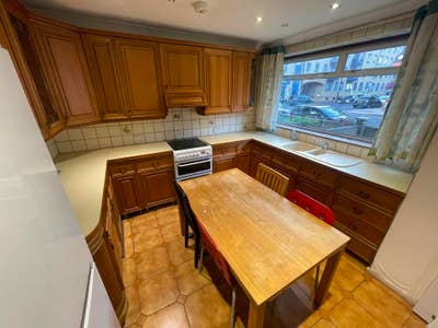 A lovely presented 4 bedroom house located in E14  Main Photo