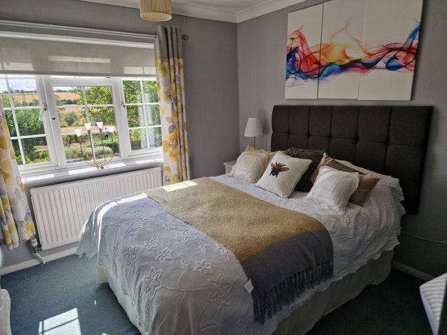 Large double room with a country view a quiet home Main Photo
