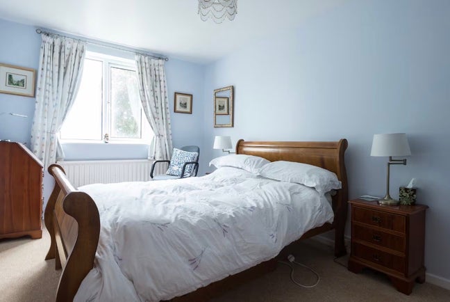 Bright airy double near M5, Mon to Fri  Main Photo