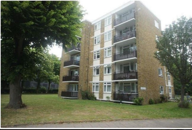 Spacious Refurbished 2-Bed Flat with Balcony Main Photo