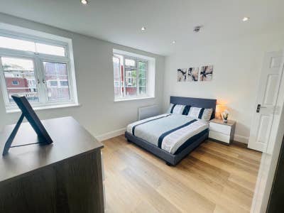 Bright and spacious double bedroom  Main Photo