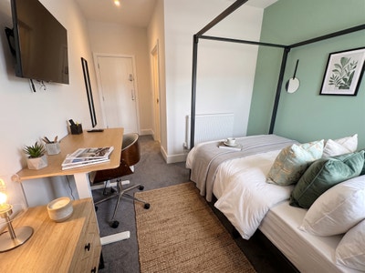 6 Lovely Ensuite Rooms • No Deposit Option (38Lg) Main Photo
