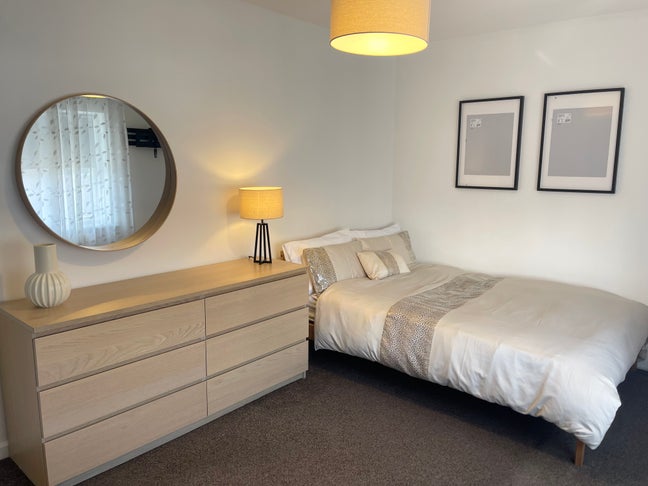 Master Bedroom with private bathroom + Double room Main Photo