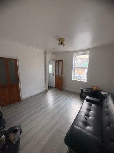 Spacious 3-Bedroom House To Let – Aveley Main Photo