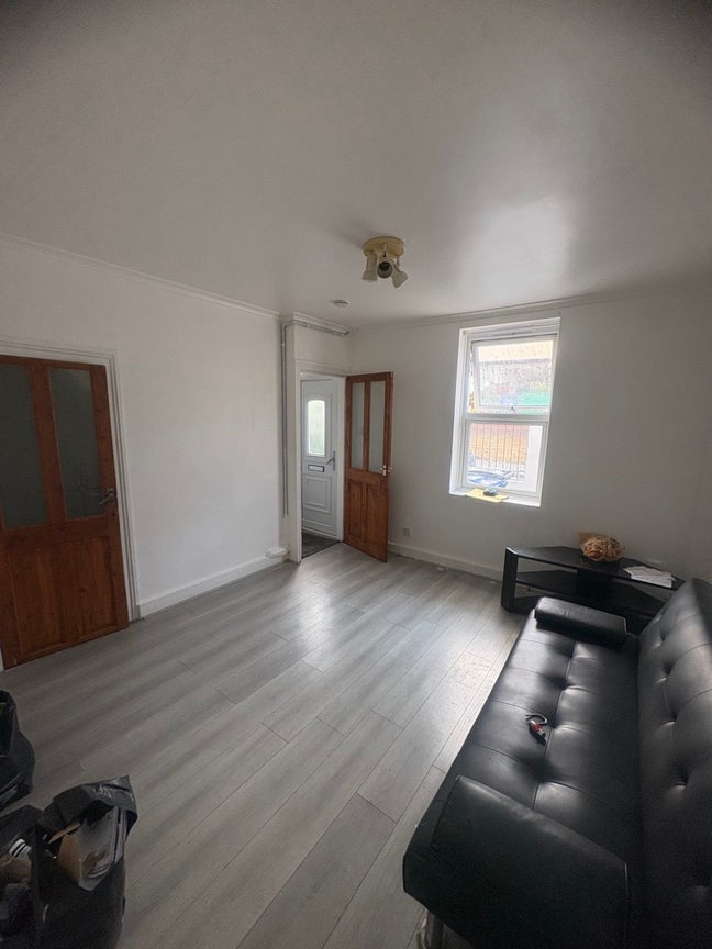Spacious 3-Bedroom House To Let – Aveley Main Photo