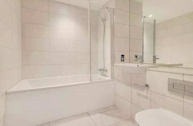 Bright Double Ensuite in ZONE 2, Tenancy Take-over Main Photo