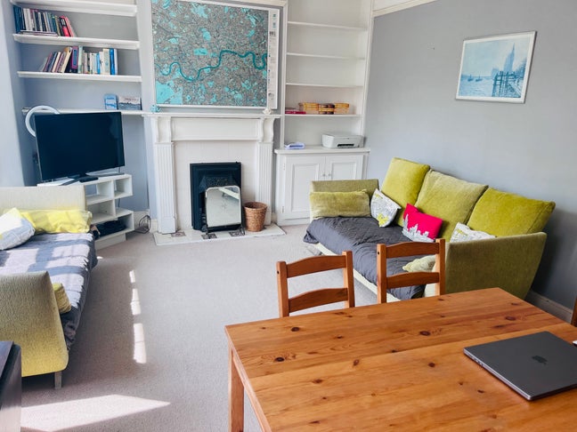 Double room in spacious light flat  Main Photo