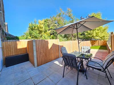 Large double room in a modern 2-bed garden flat Main Photo