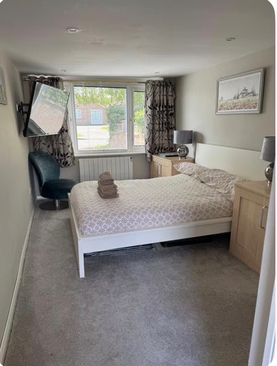 Private room with bathroom in Mold Main Photo