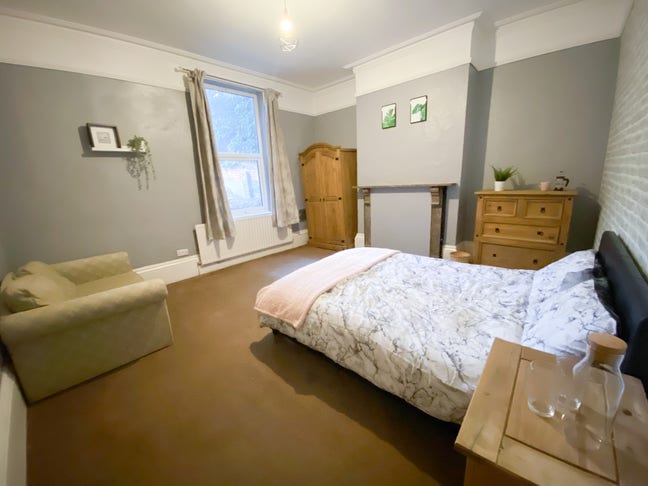 Large Attic Room in City Centre Main Photo