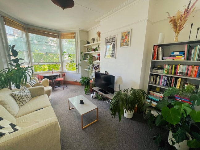 Bright Double Room Available in friendly E17 flat! Main Photo