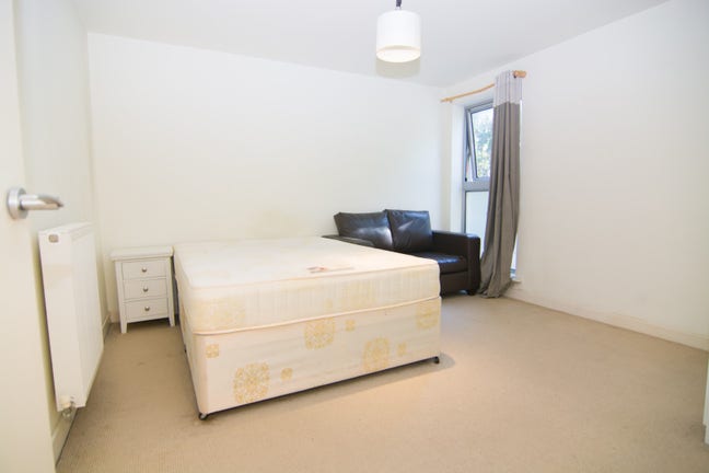 Last double room with desk and chair Main Photo