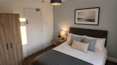 Double room in recently renovated house Main Photo