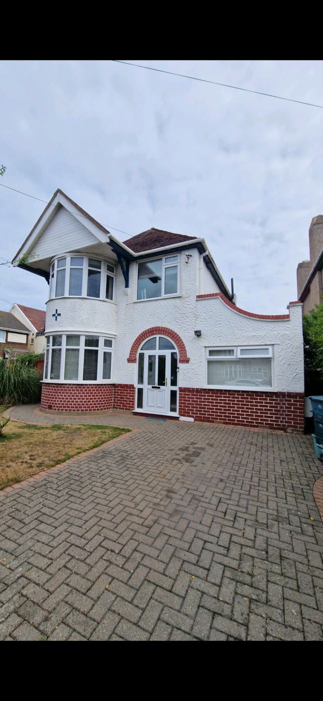 Large double bedroom to let in detached house. Main Photo