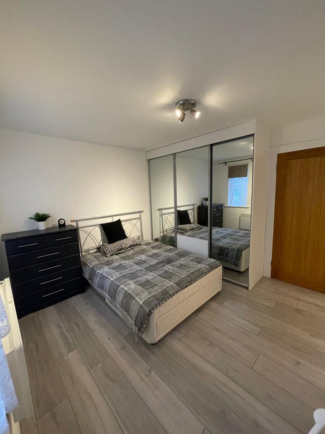 Clean Furnished Double Room – &pound;900 PCM Main Photo