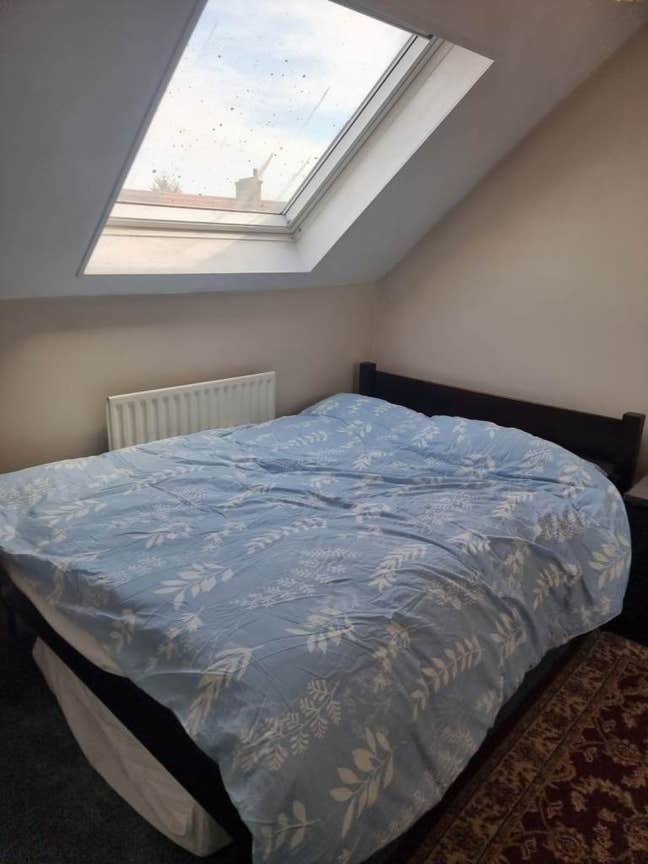 🏡 Bright & Spacious Double Loft Room FEMALES CR4 Main Photo