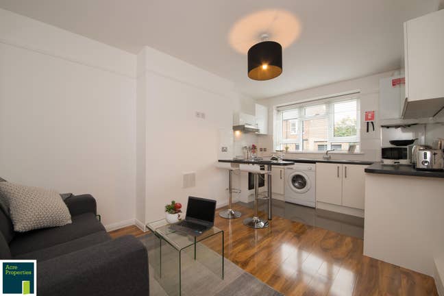 2 bedroom flat, Chiswick W4 Main Photo