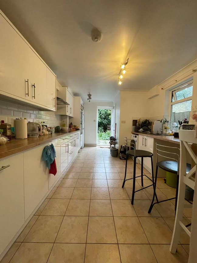 Central 5-bed shared house 2 bathrooms big kitchen Main Photo