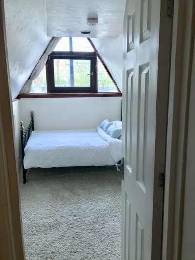Town Centre Bright attic room-Prof. female house Main Photo