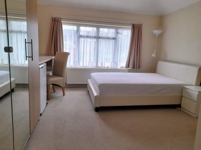 Self Contained Studio  Near New Barnet Station Main Photo
