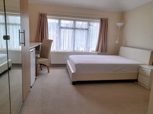 Self Contained Studio  Near New Barnet Station Main Photo
