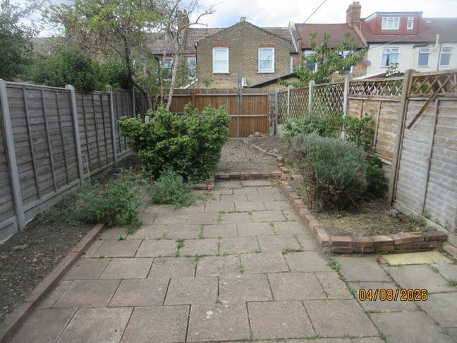 Spacious 1 bed  G/F Flat with Garden   Main Photo