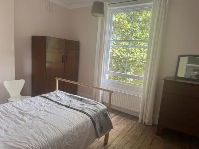 Large bedrrom to let off Brixton Hill Main Photo