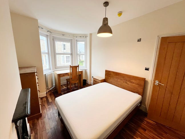 Double room in co-living property Main Photo