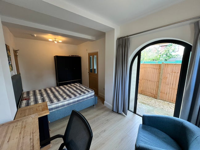 Double en-suite room - all bills included  Main Photo