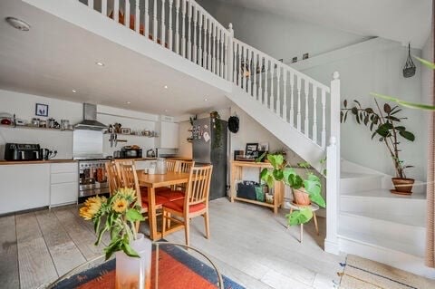 1 bed maisonette with terrace - 5 mins to tube Main Photo
