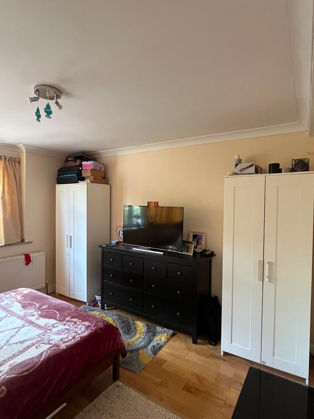Friendly couple looking for female flatmate Main Photo