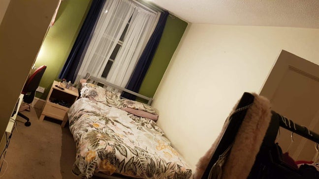 Small Double Bedroom in 4 Bed House Main Photo
