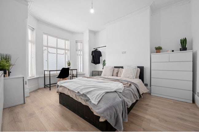 Stylish Modern Home 📍 18 mins from City Centre Main Photo