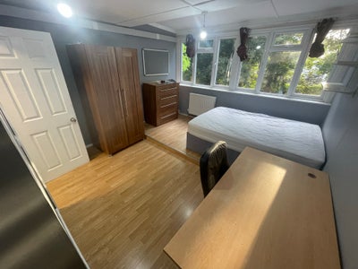 Ensuite Double Room Close to Brunel University Main Photo
